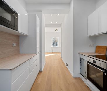 Volledig gerenoveerd gelijkvloersappartement met privatieve koer op... - Photo 2