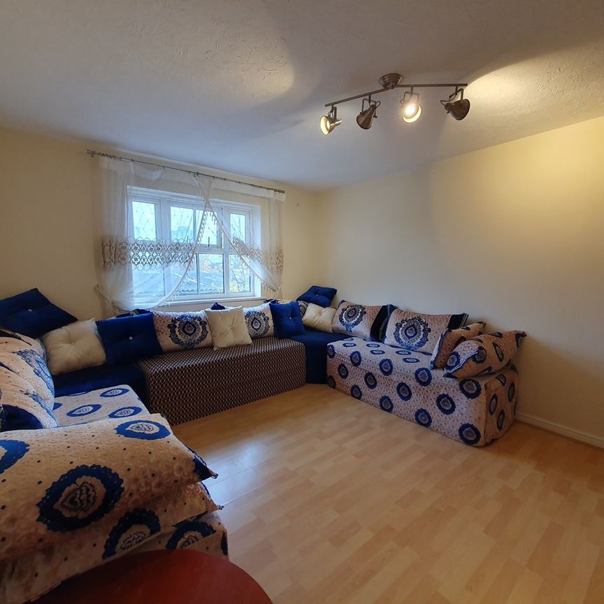 2 Bed Flat, Lupin Crescent, IG1 - Photo 1