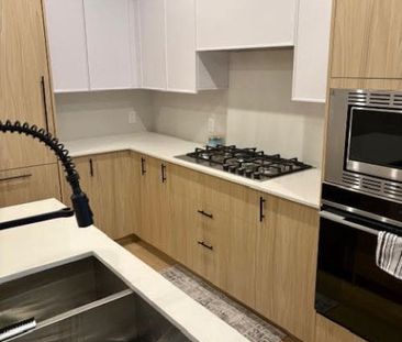 Stunning 3rd Floor unit – LAKESTONE - Photo 1