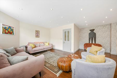 A modern and tastefully refurbished 4 bedroom town house in the heart of Belsize Park NW3 - Photo 5