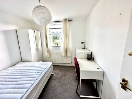 Room in a Shared House, Bellevue Road, SO15 - Photo 3