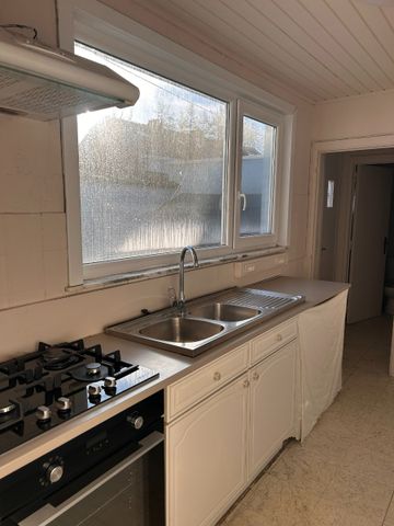 Halfopen woning te huur met 8 slaapkamers en uitweg. - Photo 5