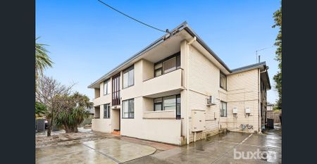 Light-Filled 2-Bedroom Apartment in Prime Location! - Photo 3