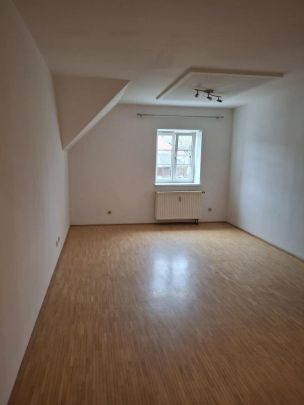 Gut aufgeteilte 2-Zimmer-Wohnung mit möblierter Küche im Zentrum von Lohnsburg - Photo 1