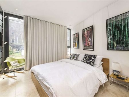 An impressive, unique and modern four bedroom house ideally located on a quiet residential road. - Photo 3