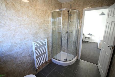 4 bedroom semi-detached house to rent - Photo 4