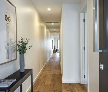 Stunning family home - great location - Photo 3