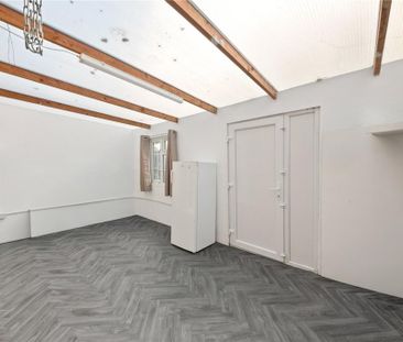 3 bedroom end of terrace house to rent - Photo 1