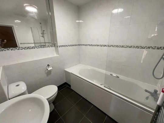 1 bedroom in a house share to rent - Photo 1