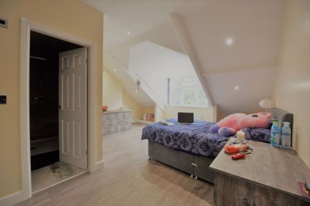 2 bedroom Flat in Wood Lane, Leeds - Photo 3