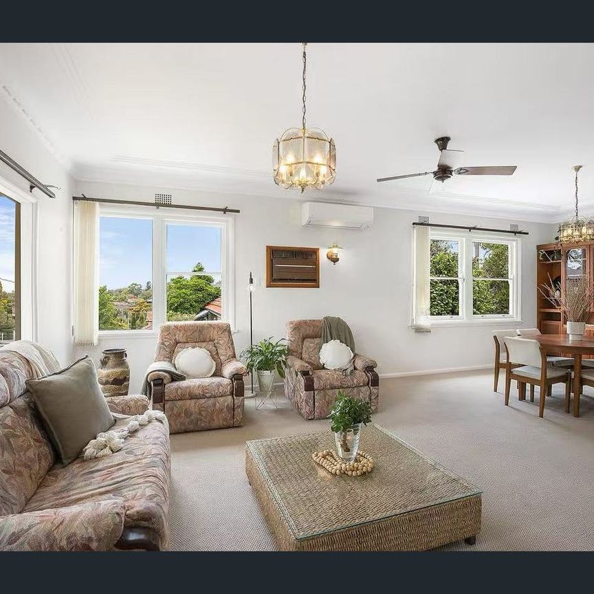 Large family home with brand-new 1-bedroom, 1-bathroom granny flat, in a prime school zone. - Photo 1