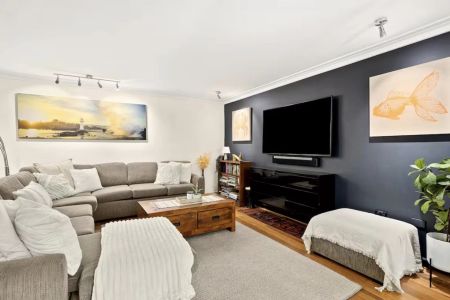 Luxury Beachside Bliss in North Wollongong - FULLY FURNISHED - Photo 4