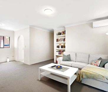 2 BEDROOM GEM IN THE HEART OF PARRAMATTA! GREAT VALUE! - Photo 2