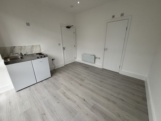 Studio Flat, London, E11 - Photo 1