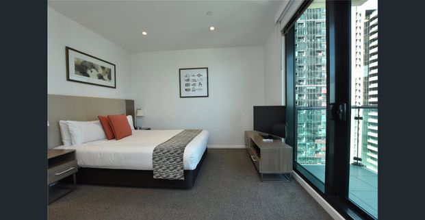 Exceptional Fully Furnished Studio Apartment near to the Stations! - Photo 1