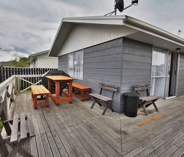 Papakura Living! - Photo 1