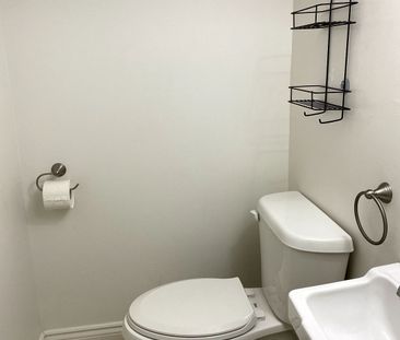 For Lease - 5214 Springbok Crescent Unit# B, Mississauga, Ontario - Photo 5