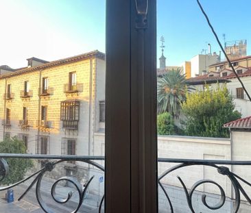 ¡Espectacular piso con balcones y vistas despejadas en Pleno Centro de Madrid! - Photo 5