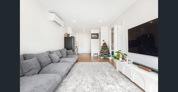 Luxury Two-Bedroom Apartment with Expansive Courtyard - Photo 1