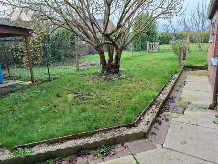 A BLARINGHEM, maison avec garage comprenant : Salon, salle à manger, cuisine meublée, arrière-... - Photo 2