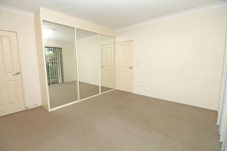 SPACIOUS & WELL POSITIONED 2-BEDROOM APARTMENT! - Photo 2