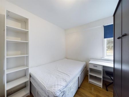 3 bedroom flat to rent - Photo 5