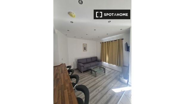 4-bedroom apartment for rent in East Wall, Dublin - Photo 1