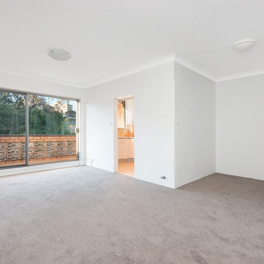 BRIGHT & SPACIOUS APARTMENT - Photo 1