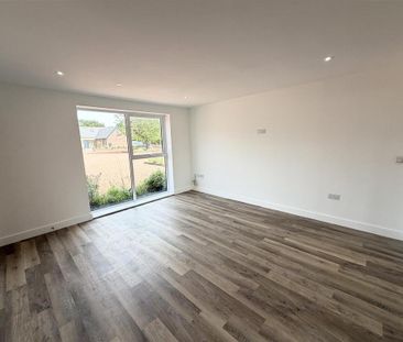 4 bedroom detached house to rent - Photo 2