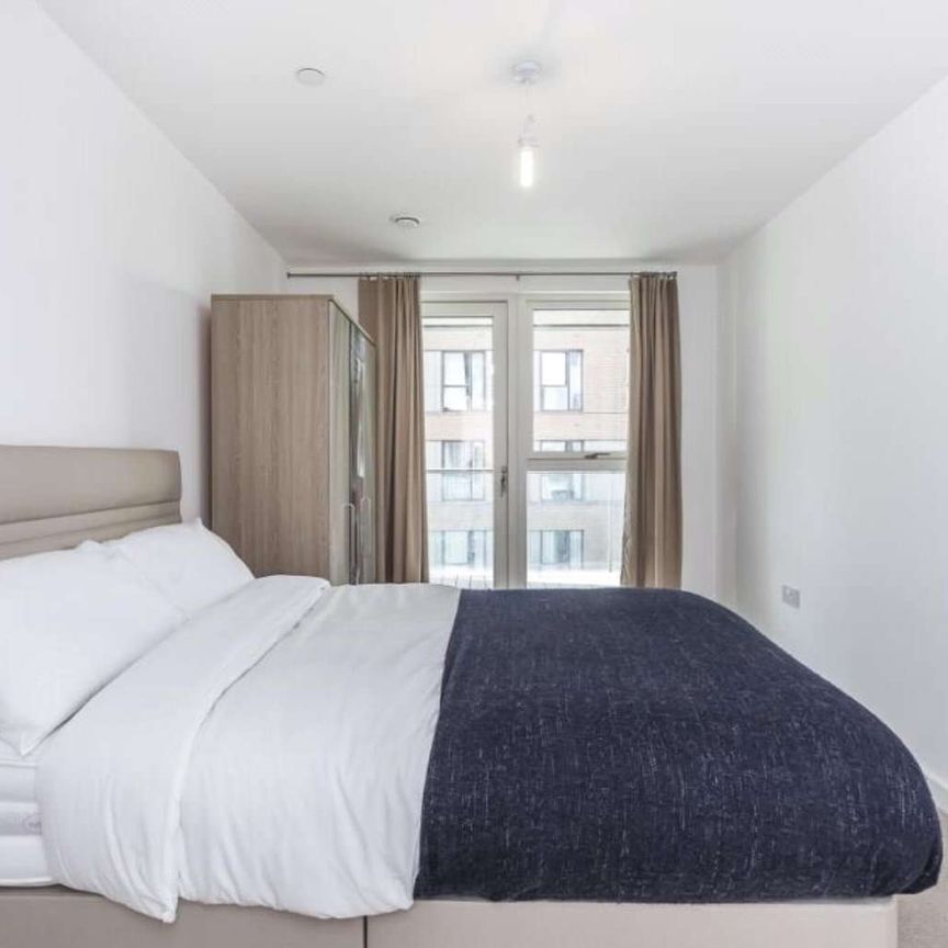 Savills offer this modern two double bedroom apartment located in North Greenwich. This property offers two bathrooms, open plan kitchen/ lounge which is extremely spacious balcony. - Photo 1