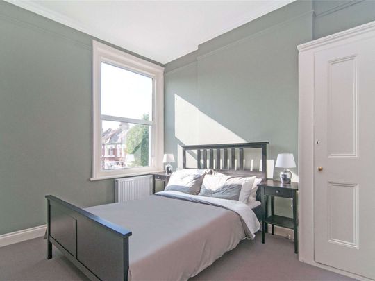 Stunning two bedroom flat with fantastic living space and views over Clapham Common. - Photo 1