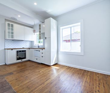 Three-Bedroom Cottage in Central Location - Photo 4