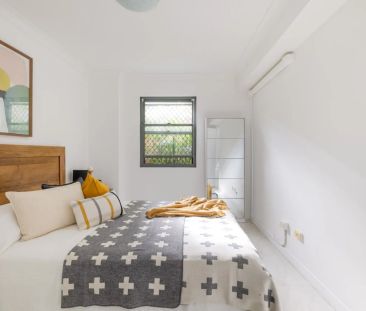 Fully furnished apartment with pool views in Glebe - Photo 5