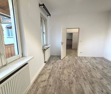 Exklusive 3,5-Zimmer-Wohnung mit Balkon, Stellplatz und EBK am Thea... - Photo 3