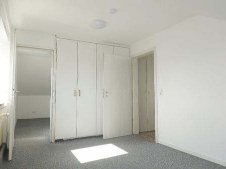 Gepflegte ca. 89 m² große DG-Wohnung mit großem Wohn-/Esszimmer, Tageslichtbad und PKW-Stellplatz - Photo 2