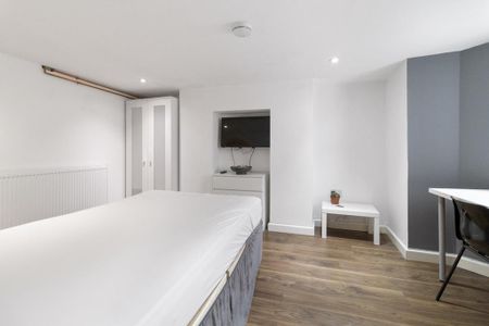 8 bedroom semi-detached house to rent - Photo 5