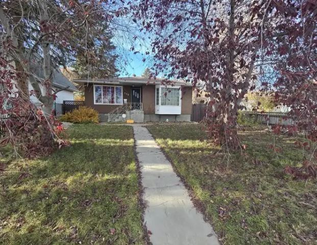 Cozy 3 bedroom house for rent near Foothills Hospital | 739 37 Street Northwest, Calgary - Photo 1