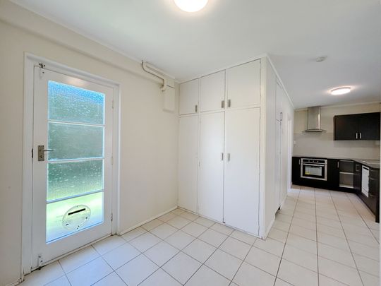 Spacious one bedroom unit plus carpark - Photo 1