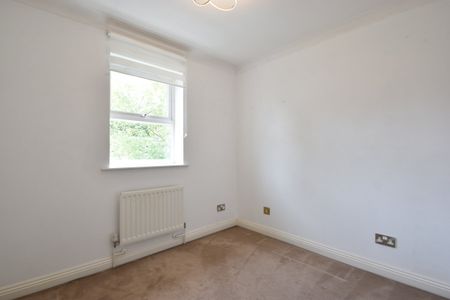 Connaught Drive, WEYBRIDGE, KT13 - Photo 3