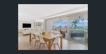 WHOLE FLOOR APRARTMENT IN BOUTIQUE BUILDING OF ONLY 3 - Photo 5