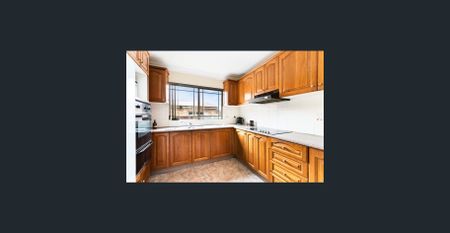 Generous three-bedroom townhouse, ready for the taking! Enjoy the many wonders! - Photo 3