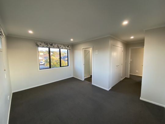 This immaculate three bedroom family home is located in the suburb of Flagstaff, just a short drive from a variety of local amenities. - Photo 1