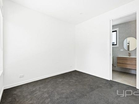 Clean, Convenient Townhouse! - Photo 2