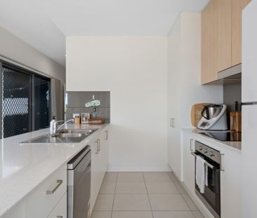 Modern Two-Storey Family Home in Prime Location - Rent Will Be $740... - Photo 6