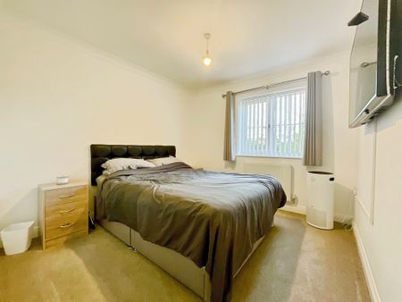 3 bedroom Semi-Detached House to let - Photo 4