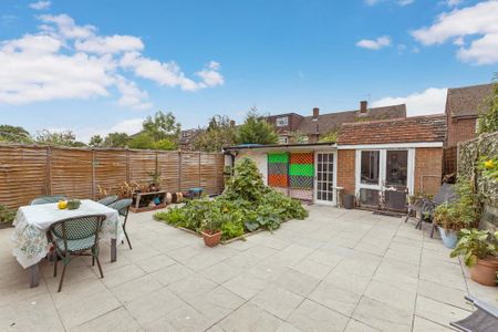 4 bedroom semi-detached house to rent - Photo 4