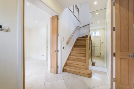 3 bedroom mews to rent - Photo 5