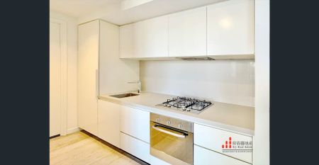 Stylish City Living - 1 Bedroom Apartment in Melbourne - Photo 4