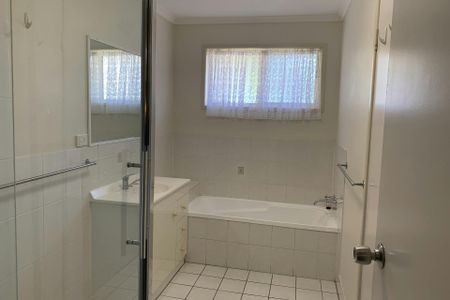 LOWSET FAMILY FRIENDLY HOME IN CLINTON - Photo 4