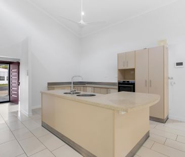 HUGE FAMILY HOME IN A SOUGHT AFTER LOCATION WITH A POOL! - Photo 5